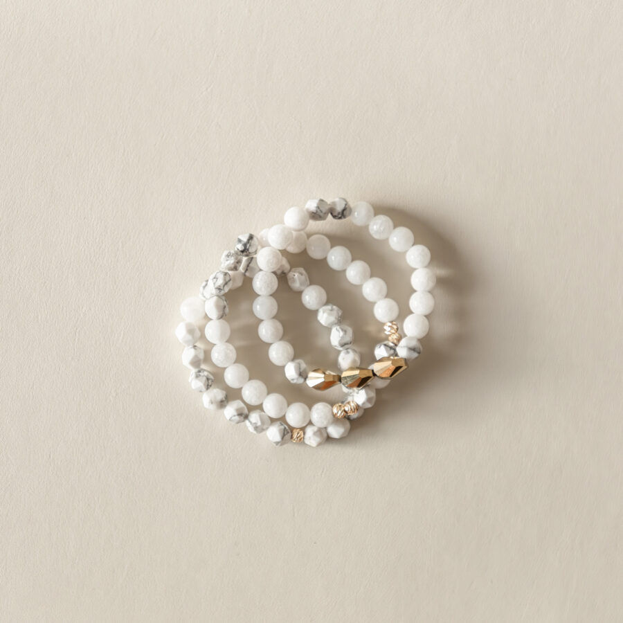 Trio de bracelets – agate blanche, howlite & hématite dorée